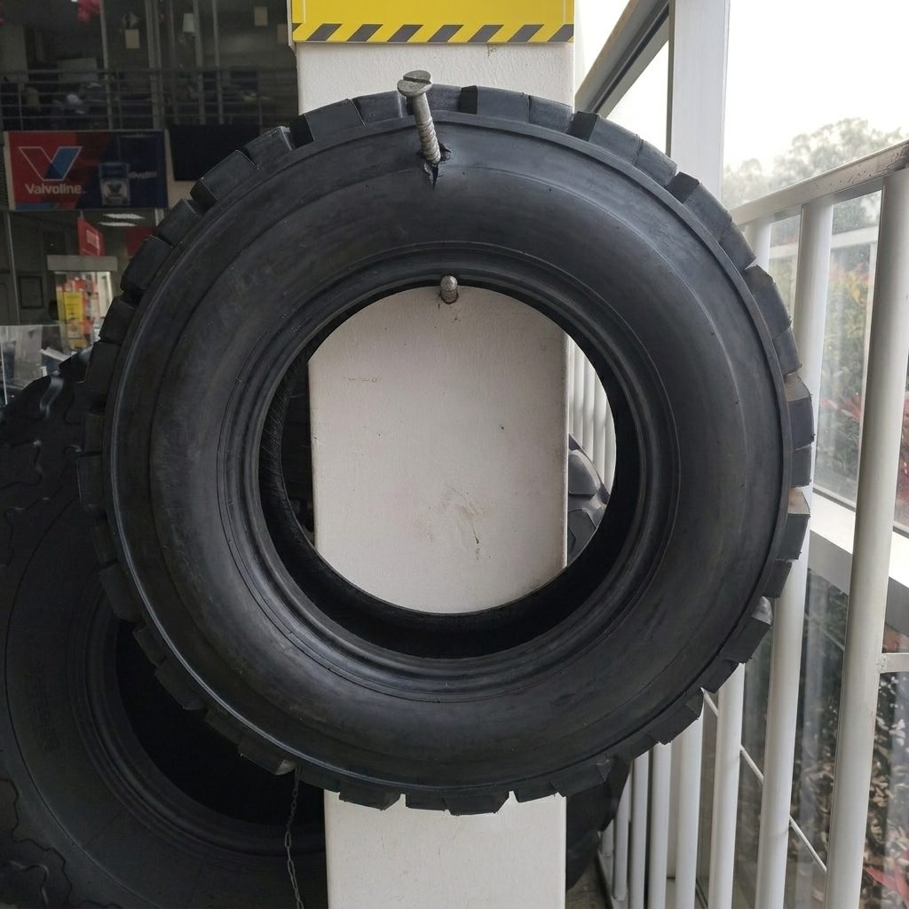 Neumático macizo con sistema Antipincho